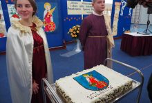 tort dla przybyłych z wizerunkiem herbu Gminy Wolanów